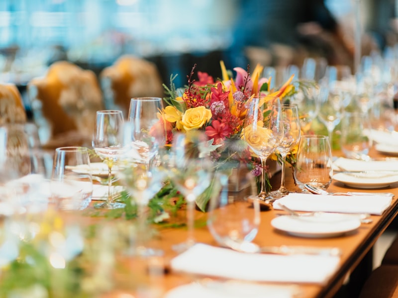 米兰品牌球迷社区展示图，一群年轻人在时尚空间内交流、使用手机互动的温馨场景